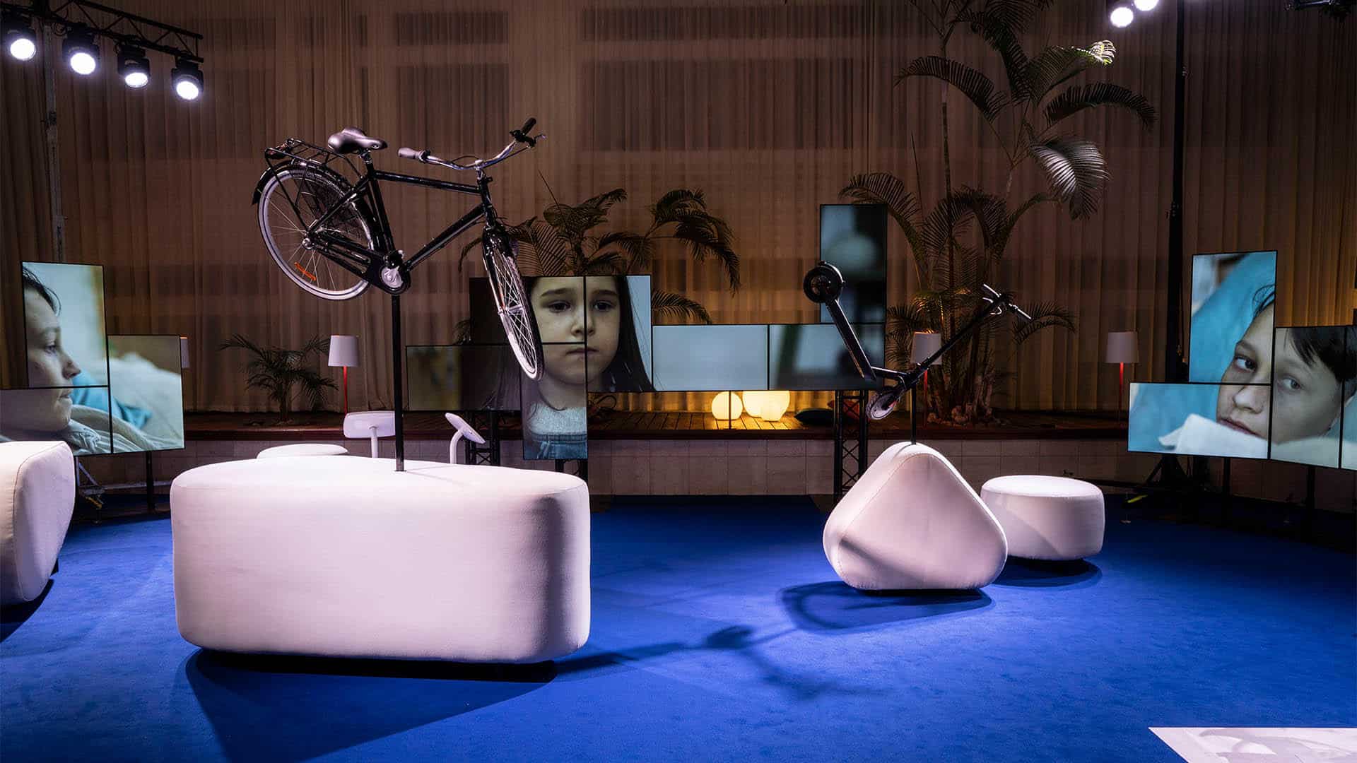 Montern från säkerhetskonferensen som inretts med cyklar och videoskärmar