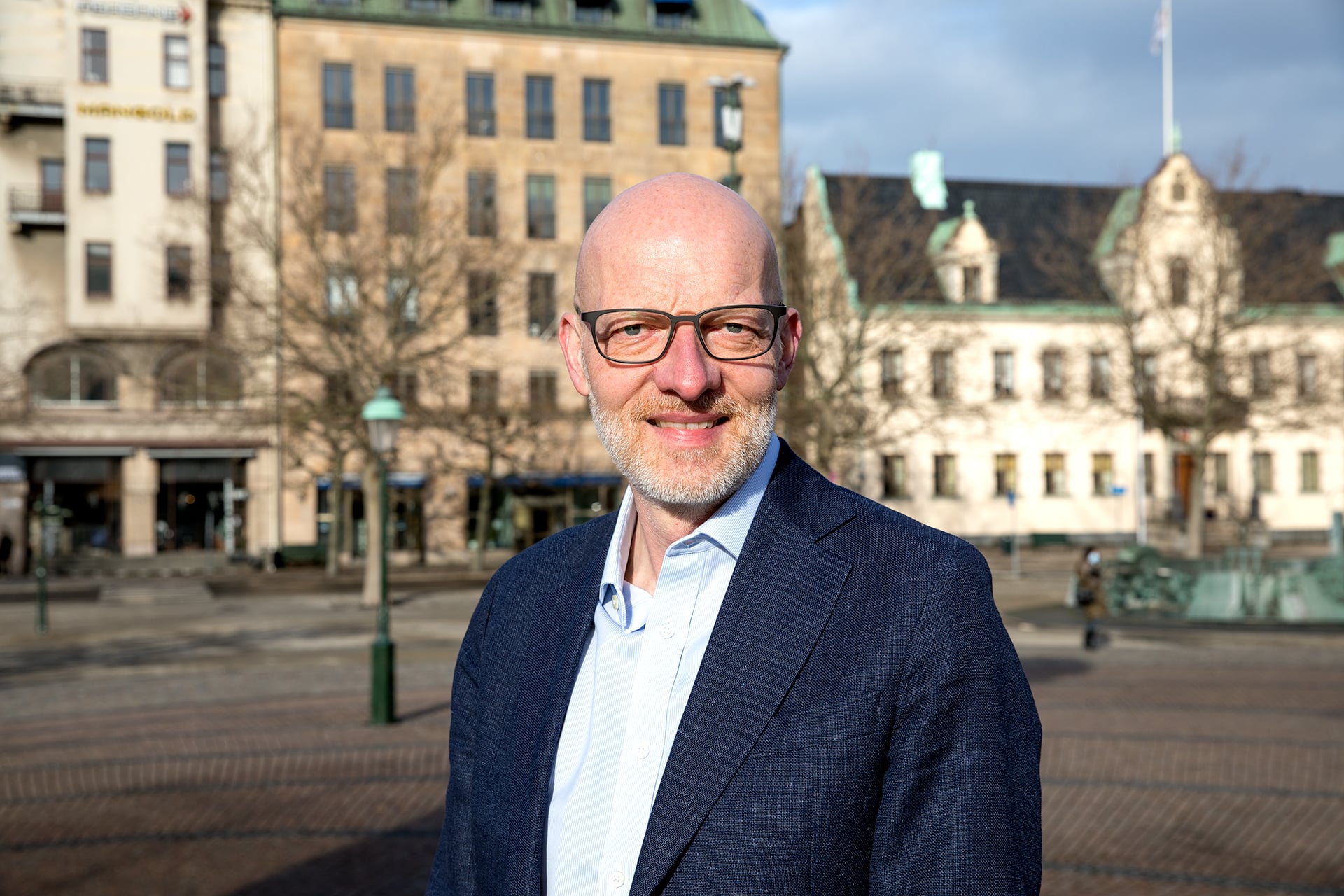 Anders Mellberg som står i solskenet på Stortorget i Malmö