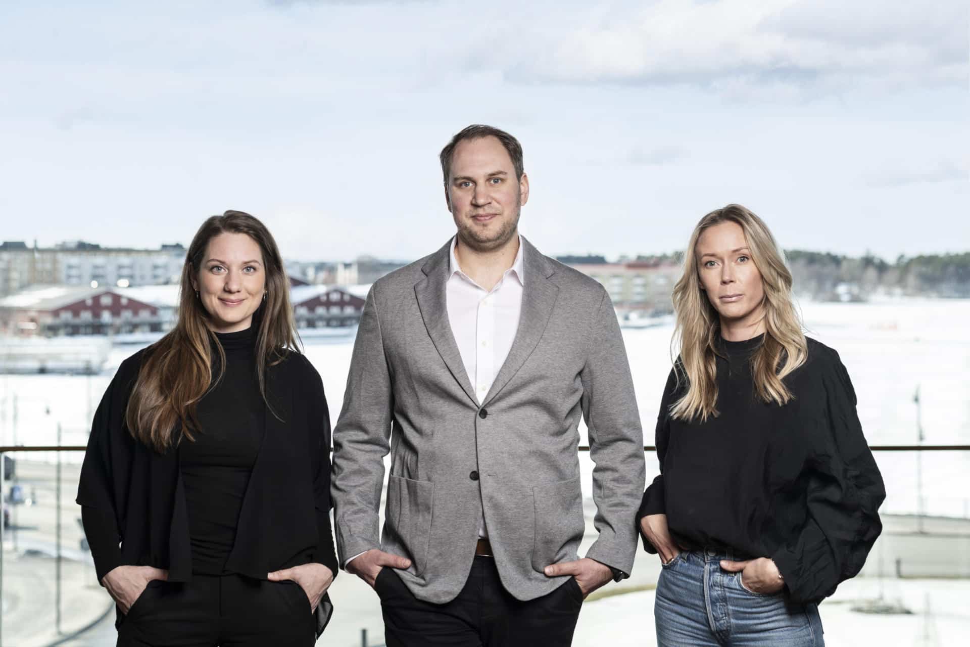 Marina Ljungström, Linnea Löfgren och Martin Gidlund står tillsammans i Luleå centrum