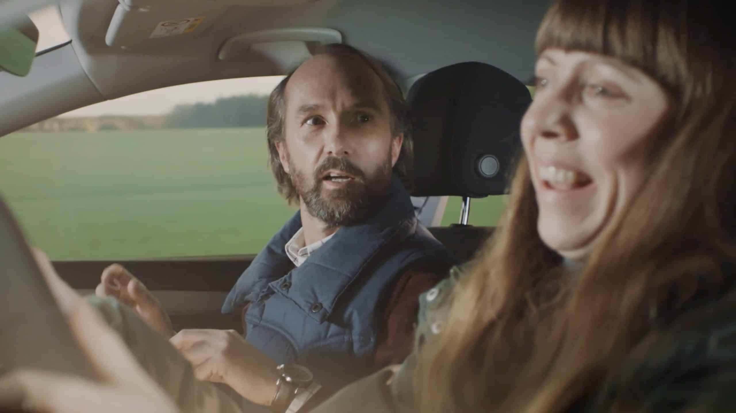 Olle Sarri och Veronica Carlsten sitter tillsammans i en bil