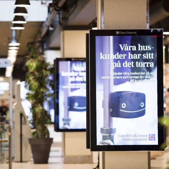 Reklamaffischer med leakbotten som syns på stan