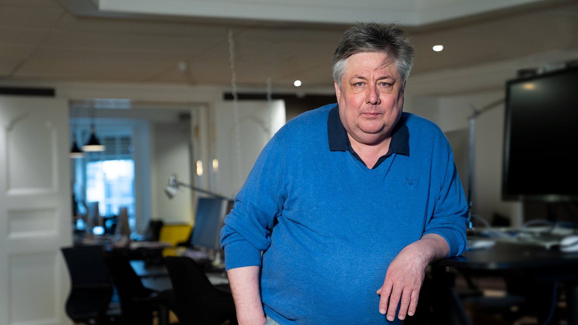 Mats Thyrup lutar sig mot ett skrivbord på Gullers Grupps kontor